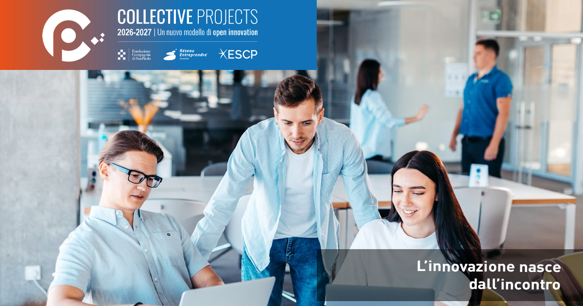 Banner promozionale di Collective Projects 2026-2027. In un ambiente di lavoro moderno, tre persone collaborano attorno a due computer portatili all'interno di un ufficio open space. In alto sono visibili il logo Collective Projects e i loghi di Fondazione Compagnia di San Paolo, Réseau Entreprendre Piemonte ed ESCP. In basso a destra compare la scritta: “L'innovazione nasce dall'incontro”